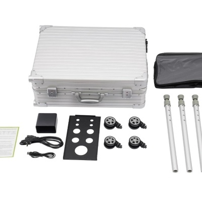 Conjunto de mala rígida branca com acessórios metálicos e plásticos, cabos e papel