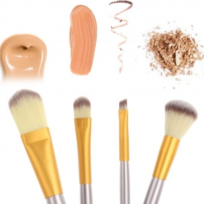 Conjunto de pincéis de maquilhagem com cerdas e produtos de maquilhagem em tons bege e castanho