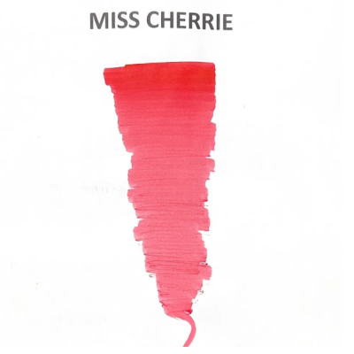 Amostra de batom vermelho cremosa com texto 'MISS CHERRIE'