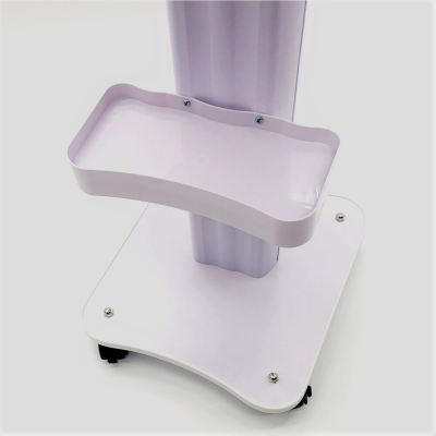 Carrinho móvel branco com duas plataformas retangulares arredondadas em plástico