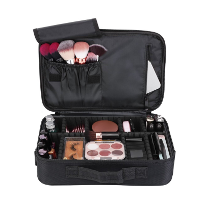 Estojo preto organizado com pincéis e produtos de maquilhagem visíveis