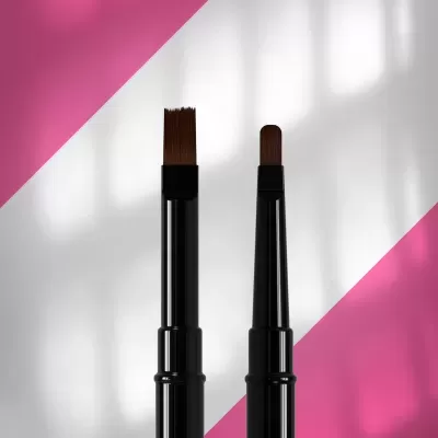 Dois pincéis de maquilhagem com cabo preto e cerdas castanhas em fundo branco com rosa