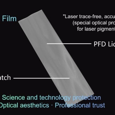 Produto retangular cinzento com etiquetas e texto explicativo em fundo preto