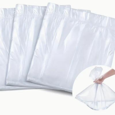 Conjunto de sacos plásticos brancos translúcidos com mão a segurá-los