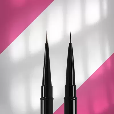 Dois aplicadores de eyeliner preta com pontas finas