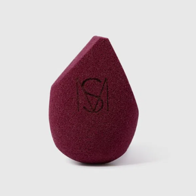 Esponja de maquilhagem cor vinho com logótipo preto 'KSA'