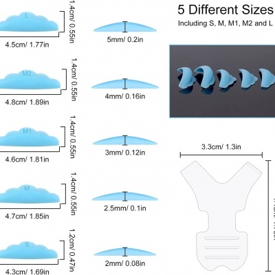 5 tamanhos de protetores auriculares azuis em formato de nuvem e suporte branco com medidas