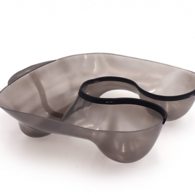 Recipiente de plástico translúcido cinza com divisórias