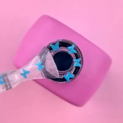 frasco rosa com tampa preta e borboletas azuis decorativas