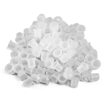 Copos plásticos transparentes pequenos empilhados