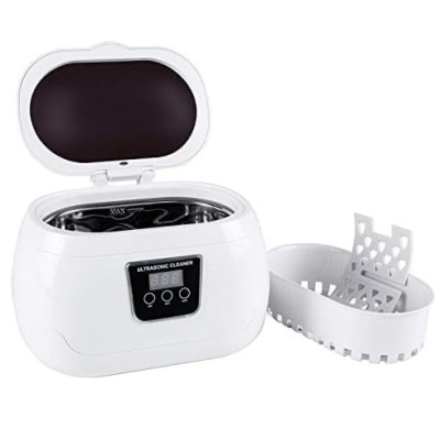 Limpa ultra-sónico branco com tampa aberta e recipiente ao lado