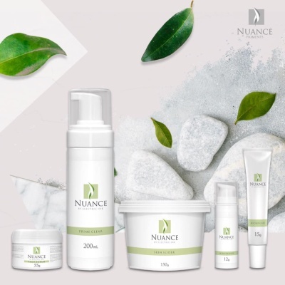 Produtos de cuidados de pele NUANCE sobre fundo branco com folhas verdes e pedras