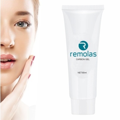 Tubo branco do gel remolas com rosto de mulher ao lado