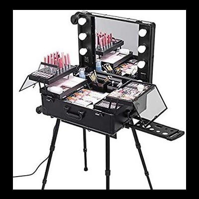 Mala preta de maquilhagem com espelho e luzes, aberta com acessórios e pincéis visíveis