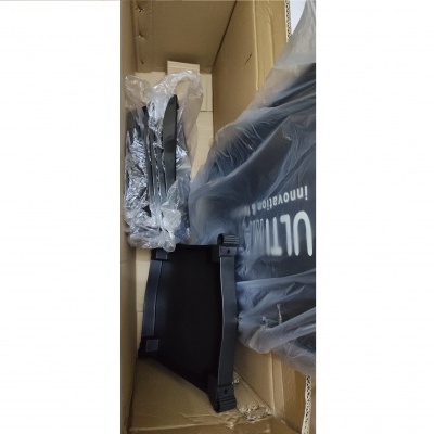 Peças plásticas pretas embaladas em caixa de cartão com texto branco visível em uma das peças