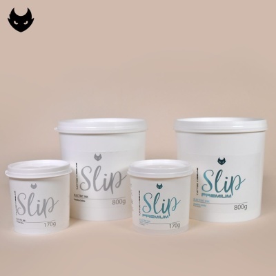 Recipientes plásticos brancos da marca Slip em diferentes tamanhos