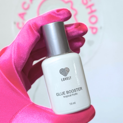 Frasco pequeno branco de Glue Booster com tampa prateada em mão com luva rosa.