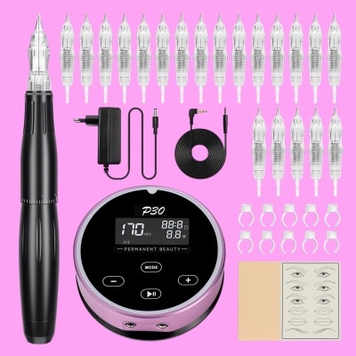 Kit de micropigmentação com máquina, agulhas, base digital, cabos, anéis porta-tinta e placa de prática sobre fundo rosa