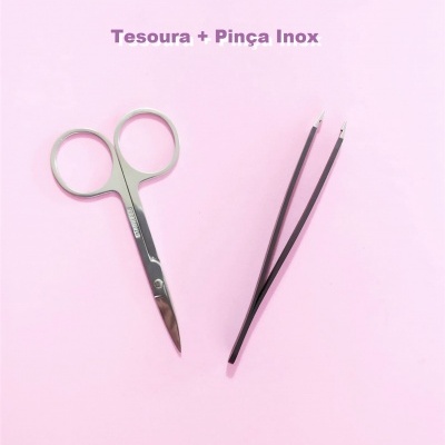 Conjunto tesoura pequena e pinça inox sobre fundo rosa claro com texto
