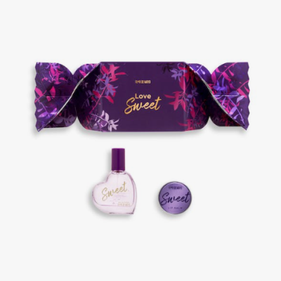 Conjunto de perfume e bálsamo labial em embalagem decorativa roxa