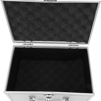 Mala rígida prateada com interior preto em espuma e tampa aberta