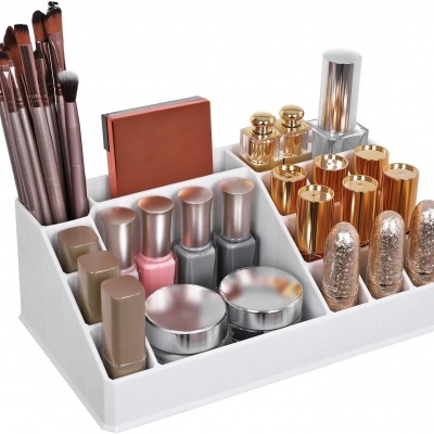 Organizador branco com pincéis, esmaltes, batons e potes de maquiagem