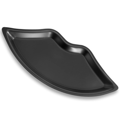 Tabuleiro preto ondulado em plástico sobre fundo branco