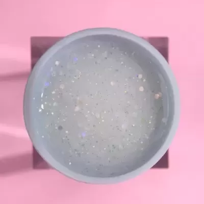 Recipiente com gel brilhante e partículas cintilantes