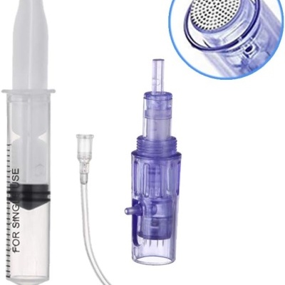 Seringa com seringa e peça plástica roxa translúcida com orifícios