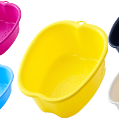 Cinco bacias plásticas coloridas com furos no fundo