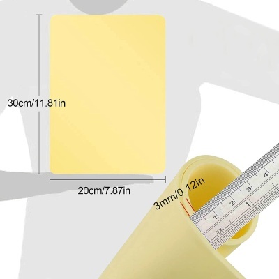 Folha amarela com medidas e régua metálica no fundo cinzento