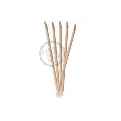 Cinco palitos de madeira com uma ponta fina e outra pontiaguda