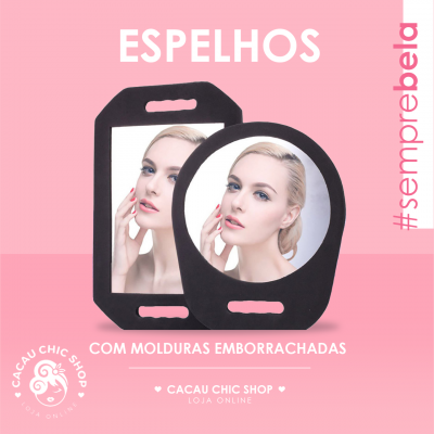 Dois espelhos portáteis com molduras emborrachadas pretas frente a fundo rosa, reflexo de mulher loira e texto promocional.