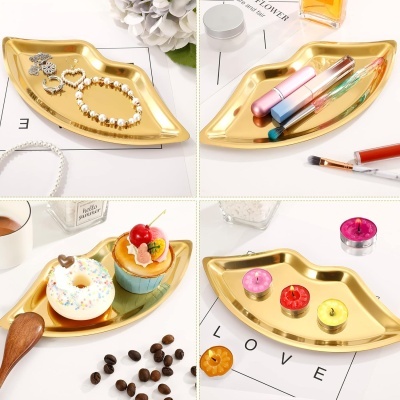 quatro pratos dourados em forma de lábios com joias, maquilhagem, doces e velas
