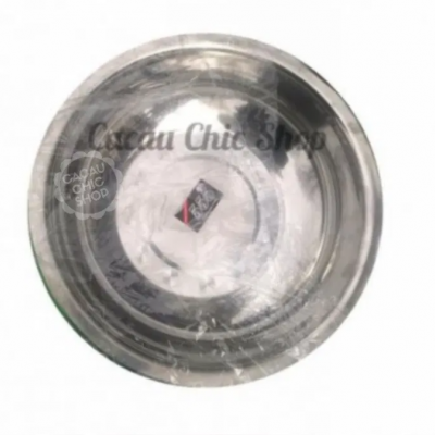 Tigela metálica redonda brilhante com etiqueta no centro