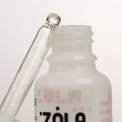 frasco branco com conta-gotas transparente com líquido