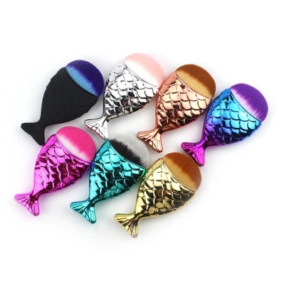 Conjunto de pincéis de maquilhagem coloridos em padrão escamas de peixe