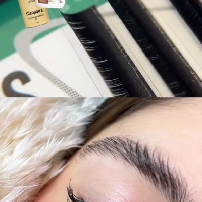 Pincéis para extensão de pestanas e rosto com olhos fechados e pestanas alongadas, com embalagens de verniz Cleopatra e PT 15 ml.