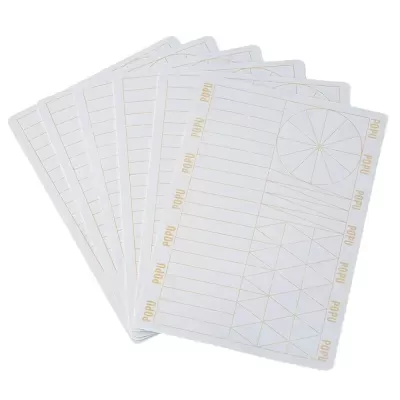 Set de plaquetas plásticas brancas com desenhos geométricos dourados e texto POPU nas bordas