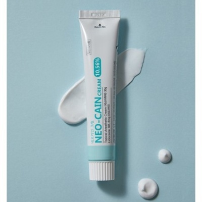 tubo de creme NEO-CAIN CREAM 10.56% com creme branco sobre fundo azul claro
