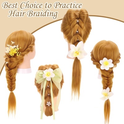 Manequins com cabelo loiro trançado decorado com flores e fita para prática de tranças