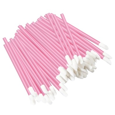 Hastes cor-de-rosa com pontas de algodão brancas