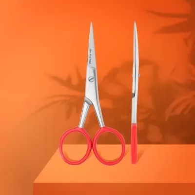 Tesoura STALEKS PRO com cabo vermelho em fundo laranja