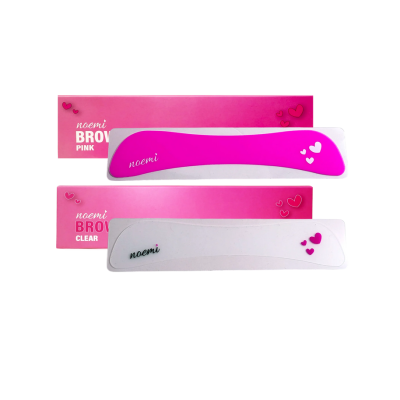 Acessórios para sobrancelhas rosa e branco da marca Noemi com caixas cor-de-rosa.