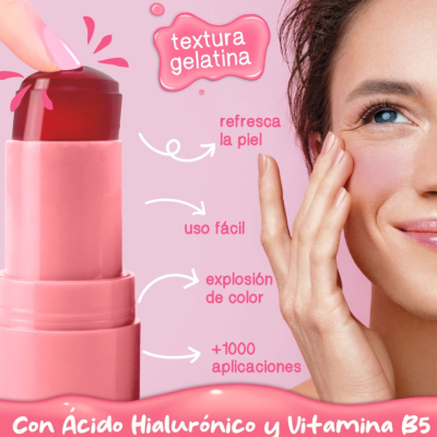 Stick de maquilhagem rosa com tampa vermelha ao lado de mulher aplicando no rosto com texto promocional em espanhol