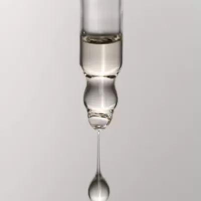 Pipeta de vidro com gota de líquido