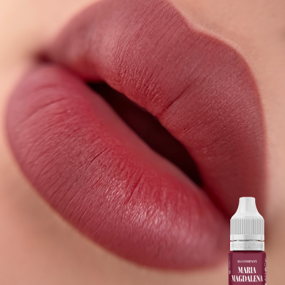 Lábios com batom rosa antigo mate e embalagem de batom líquido