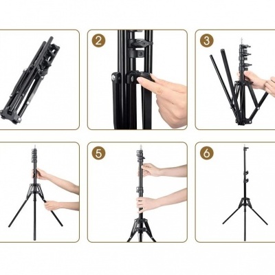 Processo de montagem de tripé preto com três pernas e coluna central ajustável