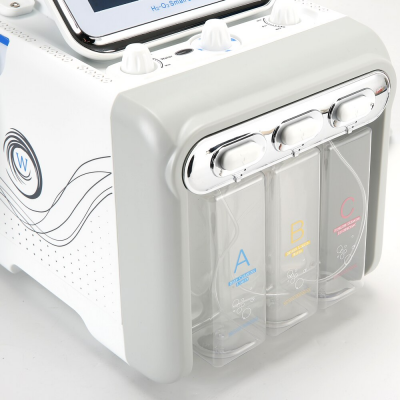 Dispositivo branco com três reservatórios rotulados A, B e C em várias cores