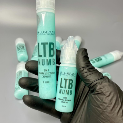 Frascos azuis LTB NUMB 2 IN 1 CREAM GEL com tampa transparente, mão com luva preta segurando dois frascos